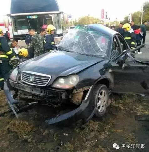 哈尔滨呼兰区客车与轿车相撞 致1死3伤(图)-客