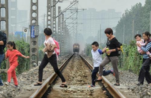  学生横穿铁路上学  这般拼命值得吗- 学生横穿铁 