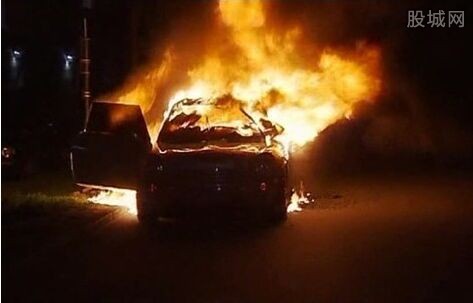  男子为博欢心烧车  这对傻鸳鸯的行为也是醉了