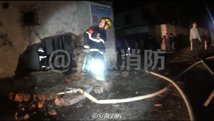  男子试探煤气罐 :拿打火机试探漏气 自毁家门