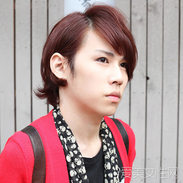 Style7 风格:中性 中性的男士发型在韩国也是特别的火红,这款长刘海侧分的棕红色短发,搭配红色的外套,十分的协调了头发的颜色,中性而时尚。