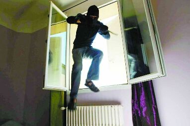  小偷 屋主 床下躲一夜  竟没发现其不只一次光顾