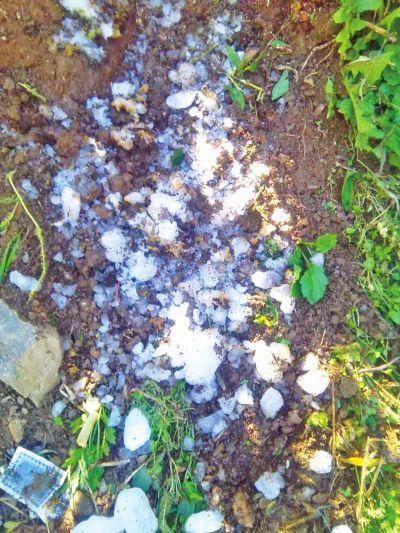 河南一村庄 天降 奇冰 约有十几斤重(图)- 天降| 