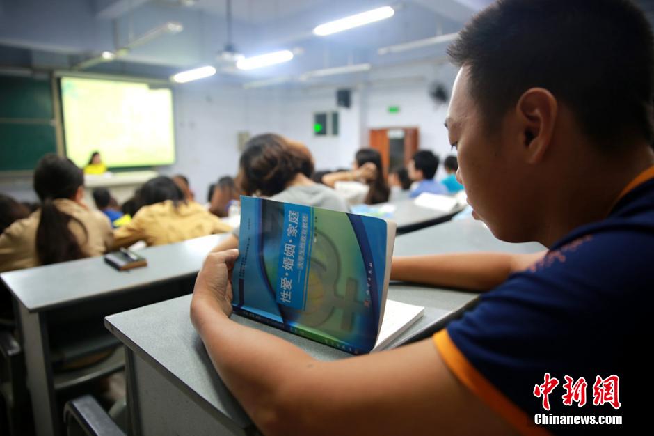  女老师讲人体器官  生动形象学生超爱上此课【