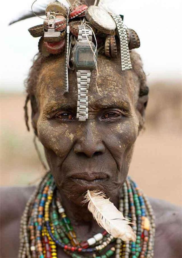 这是衣索比亚omo山谷的原住民,一如其他少数民族般,他们热爱饰品.