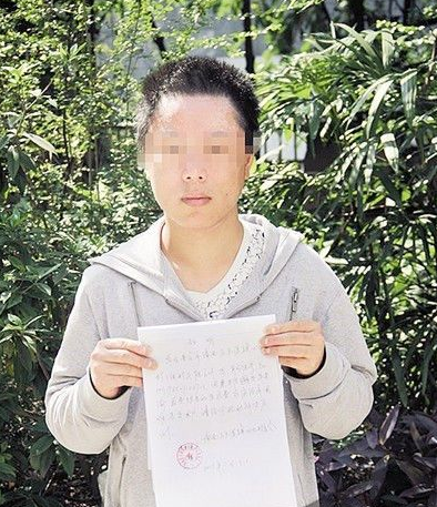  男子患病如沙人 一动就掉皮屑 银屑病让他从不