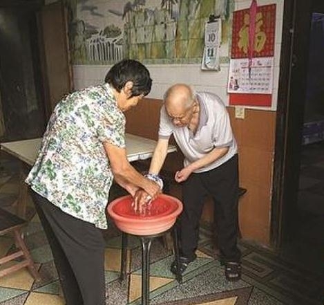 人性大对比: 姐姐照顾脑瘫弟弟 48载与自称有特