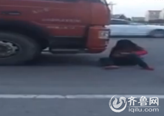 中年 女子碰瓷逼退卡车  网友:奥斯卡欠你一个影