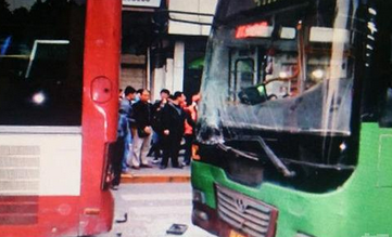  公交追尾老人被夹 身亡 口鼻出血5岁孙女亲眼目