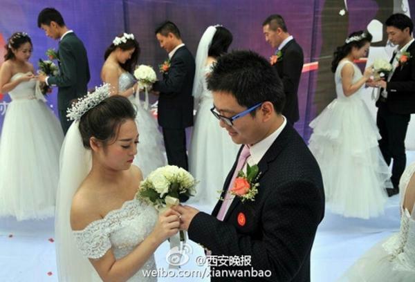 【组图】18对 民工举办集体婚礼  同一家酒店入