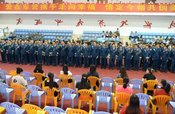 1000余名女青年进军营相亲 现场火爆