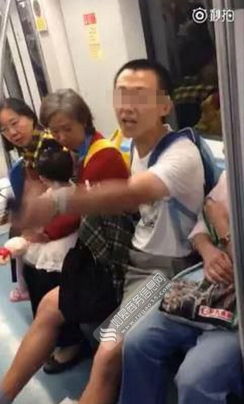  男子上海地铁吐痰 爆粗口 辱骂妇女推搡老人被