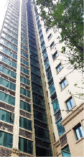 郑州10岁 男孩19楼 窗口 坠亡  屋内家长毫无察觉