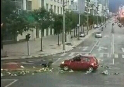 保山 大妈 闯红灯 被撞爬起 淡定 捡菜 (视频) - 追寻