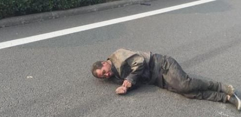 五旬 男子躺高速路 上 睡觉  被路人当成尸体报警