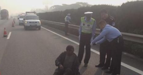  男子躺高速路睡觉  身上沾有泥污一动不动以为