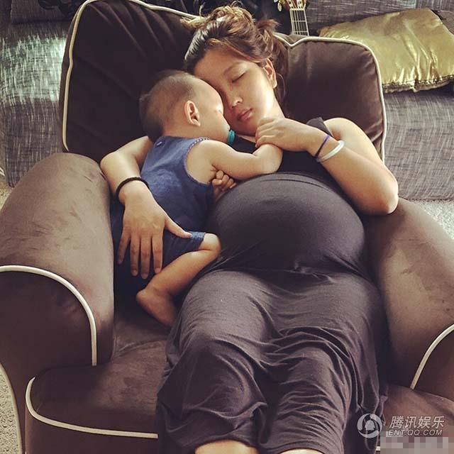  何 洁怀二胎晒自拍照 孕期 水肿 不少人为她加油