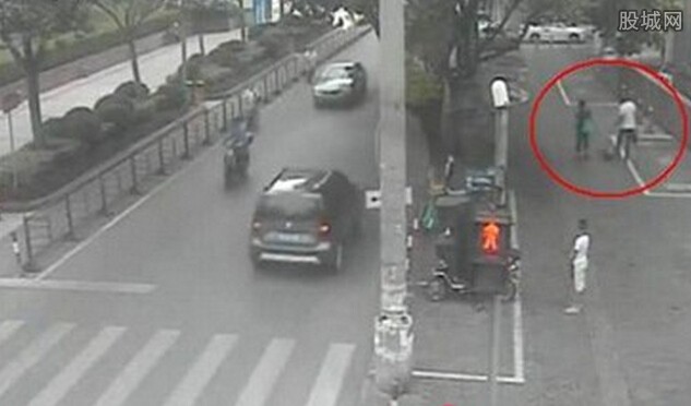  碰瓷被撞健步飞奔  勒索钱财被识破撒腿就跑!--