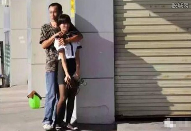  劫匪遇淡定女孩  刀架脖子上不畏惧令人佩服--东