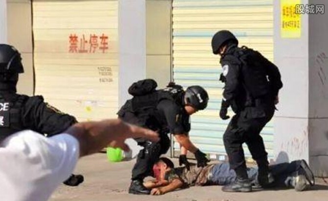  劫匪遇淡定女孩  刀架脖子上不畏惧令人佩服--东