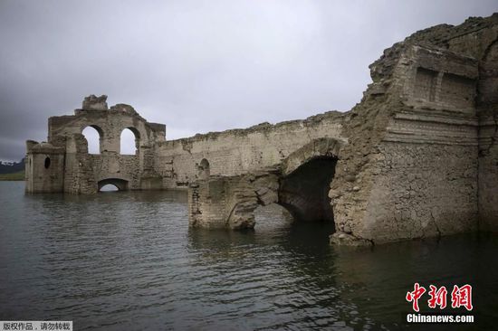 墨西哥干旱水位下降82英尺 400年前教堂遗迹