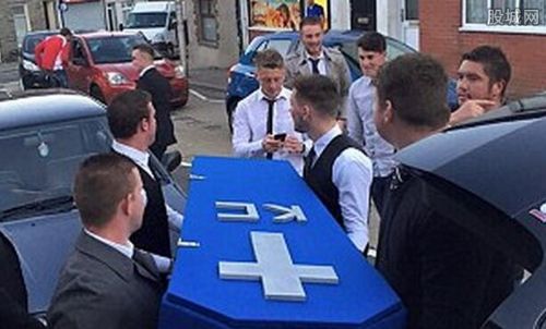 男子 重色轻友 被50位朋友办葬礼 网友看呆了!