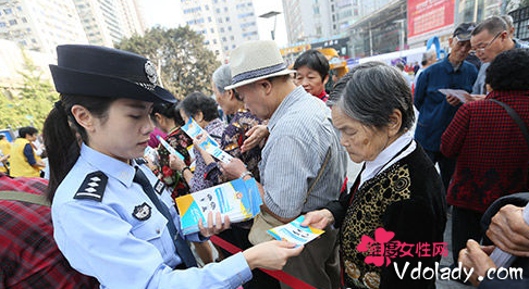 云手环助老人回家 扫二维码就能得知老人信息