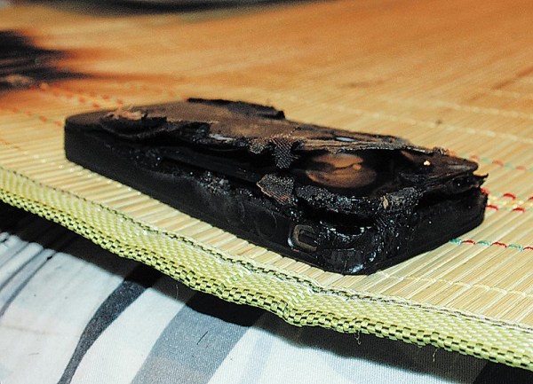 女子 打完电话手机爆炸  碎片击穿木地板火烧床