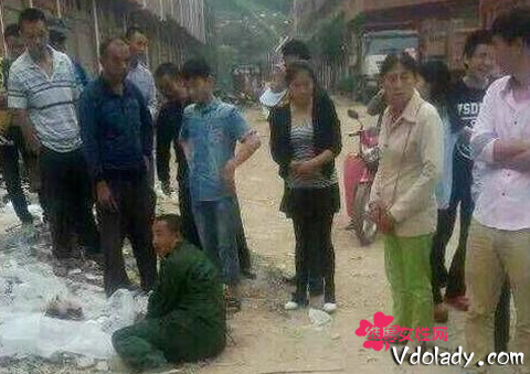  偷车贼装疯卖傻  偷车贼上演捡石头和树叶吃(图