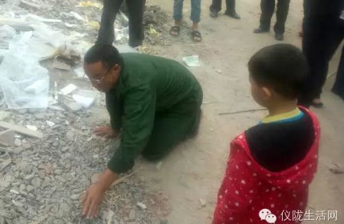  偷车贼装疯卖傻  为逃避处罚自导自演被识破--东