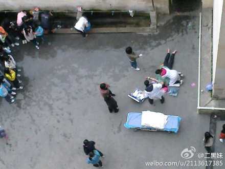 广东大四 女生猝死校方称病  爬楼梯突然晕倒在