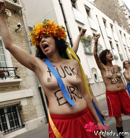 禽兽丈夫!法 男子胁迫妻子家中卖淫  自己和孩子