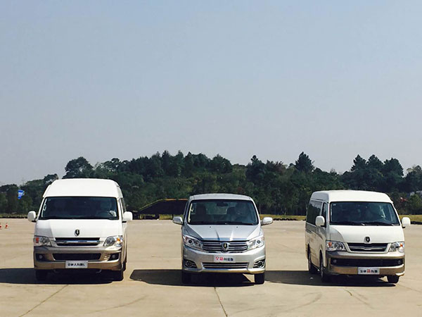 金杯三剑客现冰城 商务车炫技寒地漂移