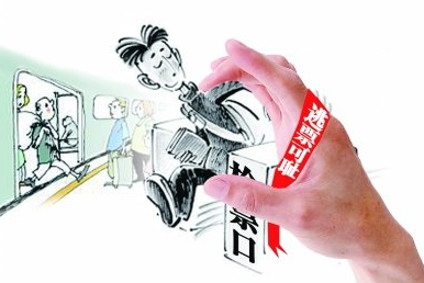  为逃票不认女儿  将其塞行李箱女儿当场吓哭遭