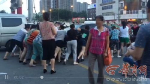  大妈徒手推开汽车  为跳广场舞连着推走了三辆