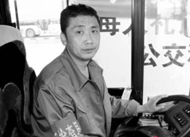  脚踩刹车  点赞同时需反思- 司机猝死脚踩刹车 |猝