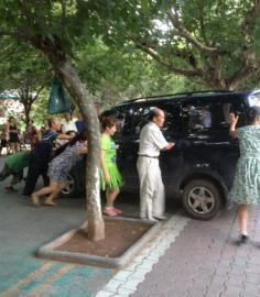 广场舞 大妈 与车主抢地盘  大妈徒手推开汽车 --东
