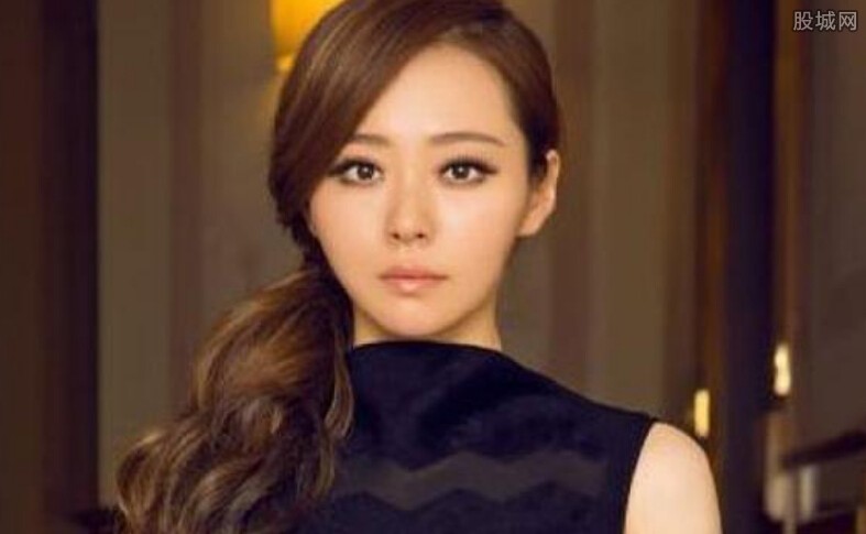  张靓颖怒退ema  遭歧视后台颁奖愤怒离场- 张靓 