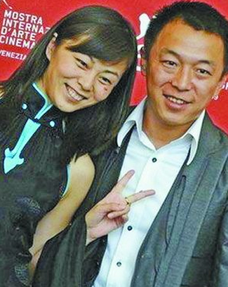 黄渤香蕉作画 扒一扒黄渤妻子苦等13年才成婚