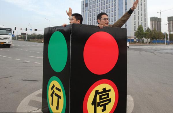 石家庄 街头现人体红绿灯  两男子站箱子里指挥