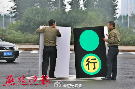 石家庄 街头现人体红绿灯  没有出现拥堵现象--东