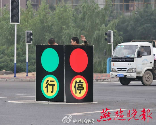 石家庄 街头现人体红绿灯  没有出现拥堵现象--东