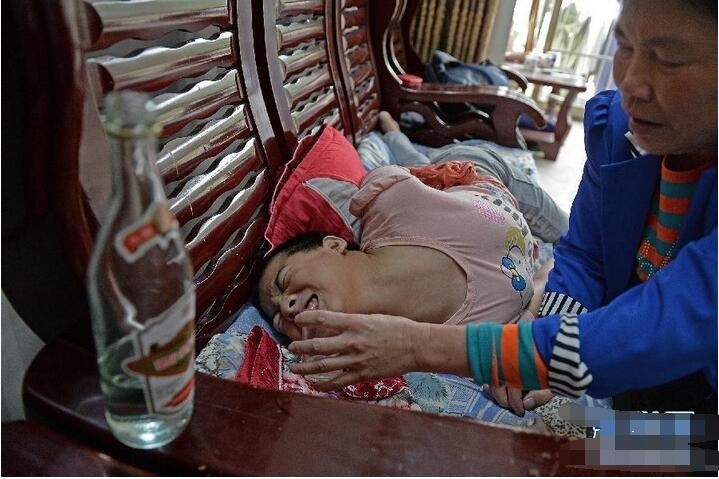  女孩靠酒减轻痛感  被大家称为白酒女孩--东北网