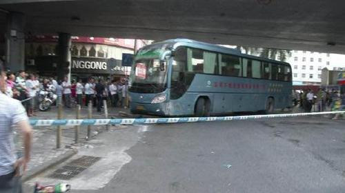 疯狂大巴连撞16车 父亲修车被吸毒致幻儿子开