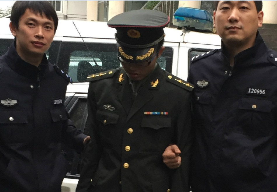 高调 求婚假军人被拘  曾在各地多所高校骗财骗