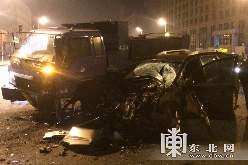 哈尔滨西大直街商务车撞小货车 一人受伤(图)-