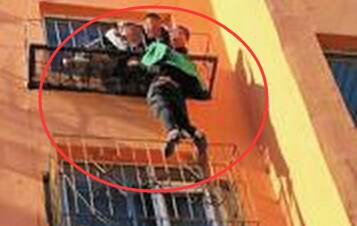  女子轻生被人拉住  因与丈夫发生争执跳楼自杀