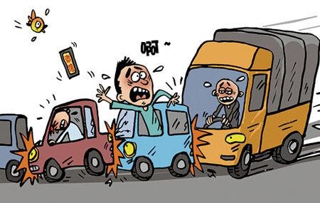 司机 下车查看追尾被撞  网友:请勿在死神面前开