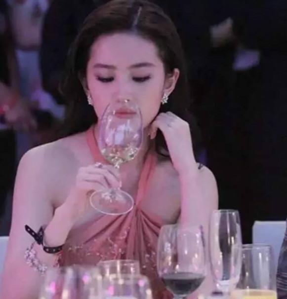 明星吃货:何炅唐嫣赵丽颖撸串啃玉米图片