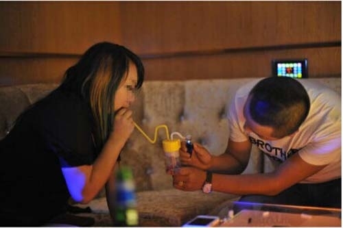 吸毒女 幻想男友被绑 架 穿警服到派出所 报警 -